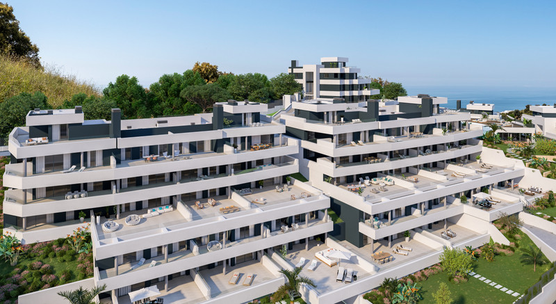 Medblue I, II & III – Marbella - luftfoto av trappeformet hvit luksusboligkompleks med havutsikt og velstelte hager