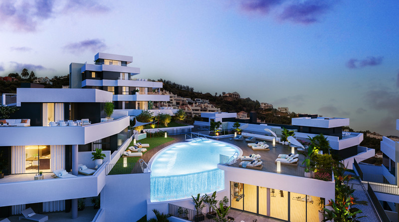 Medblue I, II & III – Marbella - luksuriøst takbasseng og moderne hvite terrasser i skumringen med åslandskap i bakgrunnen