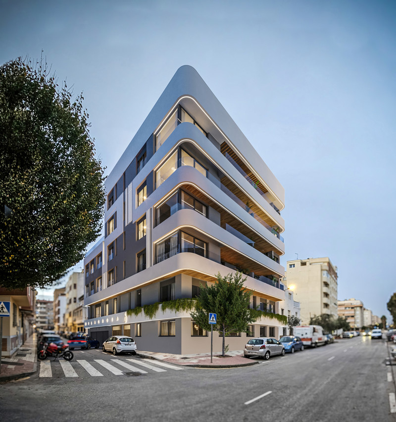 Milabeka – Málaga - moderne buet fasade på luksuriøst nybygganlegg i et gatehjørne i Málaga i skumringen