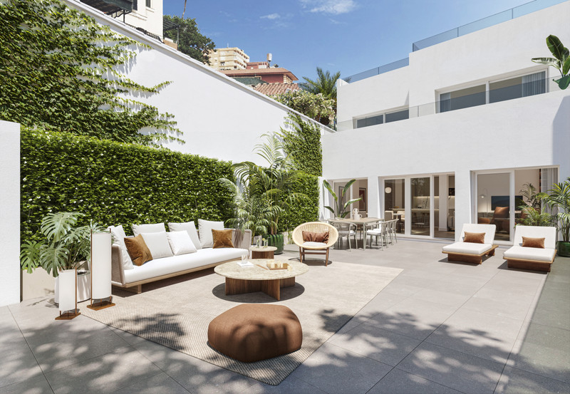 Monte Sancha 28 – Málaga Este - landskapsutformet terrasse med hvit sofa, solstoler og frodige grønne vegger