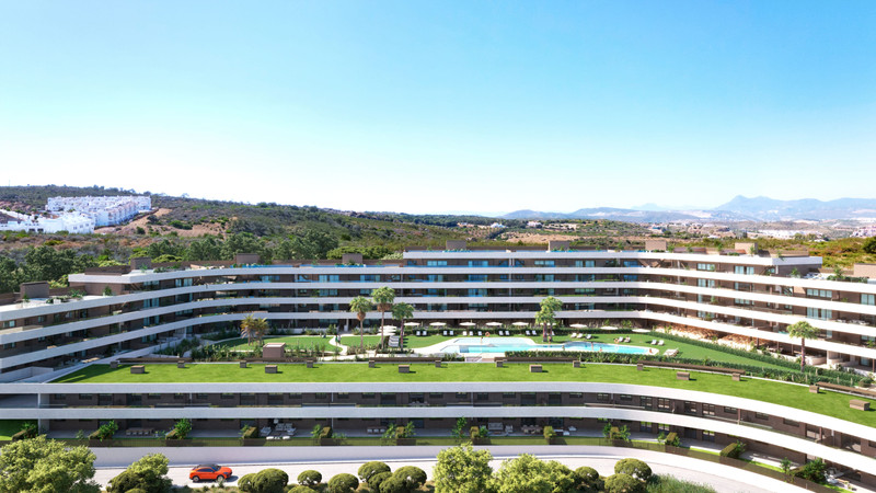 Morasol – Builiding 2 – Manilva - flyfoto av buet boligkompleks med felles basseng og landskapshager
