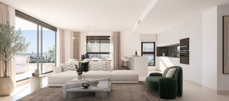 Natura Estepona – Estepona - lys åpen stue med hvit sofa, grønn lenestol og store terrassedører med havutsikt