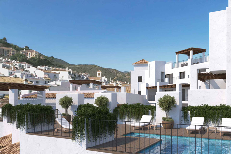 Fuente Lirios – Benahavís - takterrasse med basseng, hvit andalusisk arkitektur og fjelllandsby i bakgrunnen