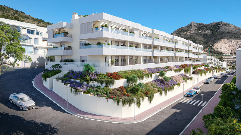 Blossom Hills – Benalmadena - moderne hvit leilighetsbygg med terrasserte hager og fjell i bakgrunnen