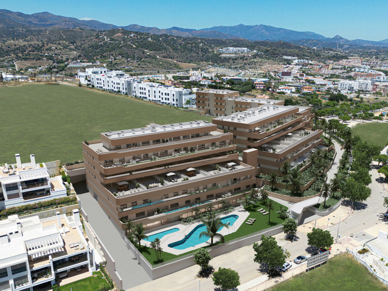 South Sand – Estepona - flyfoto av luksuriøst nybygd leilighetskompleks med utendørs basseng, hager og fjellbakgrunn