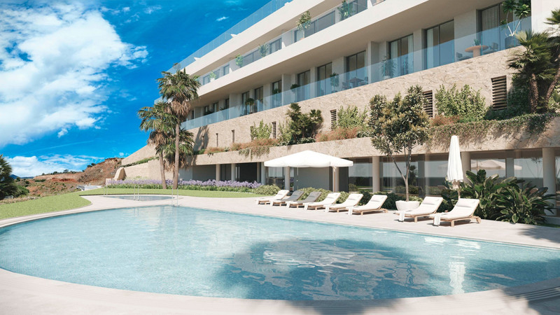 The Kos – Fuengirola - utendørs svømmebasseng og solterrasse med solstoler foran et moderne boligbygg i flere etasjer