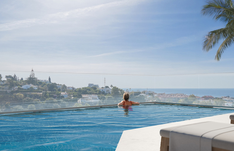 Belvedere Collection – Fuengirola - infinitypool med panoramautsikt over hav og kystby under blå himmel