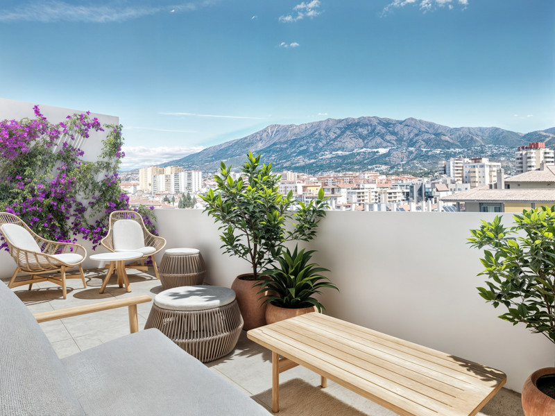 Nova Marina – Fuengirola - solrik takteras med rotting-stoler, potteplanter og utsikt mot fjell og by