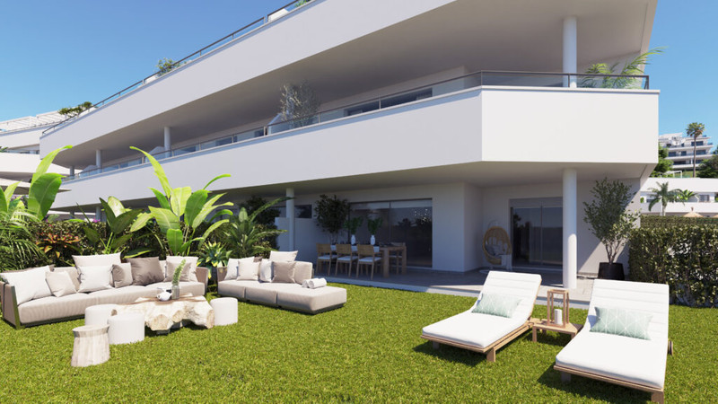 Oceana Gardens II – Cancelada - hagehage i bakkeplan med utemøbler og solsenger ved en moderne hvit boligbygning