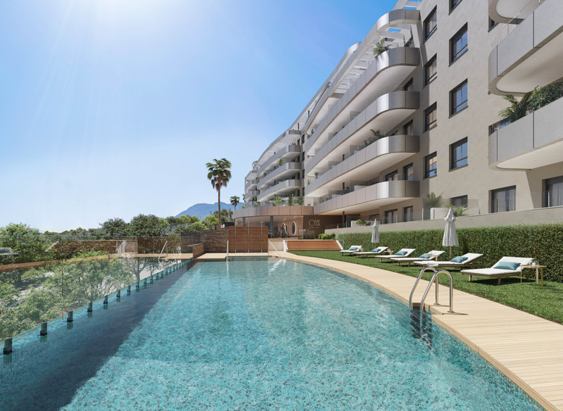 One Oak – Torremolinos - luksuriøs utendørs infinitybasseng med solstoler og moderne boligfasade