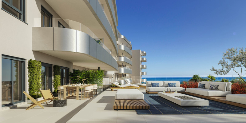 One Oak – Torremolinos - luksuriøs terrasse med loungemøbler, spiseplass, solstoler og sjøutsikt