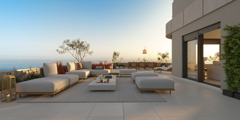 One Oak – Torremolinos - luksuriøs taktterrasse med modulære sofaer, sofabord og panoramisk sjøutsikt ved solnedgang