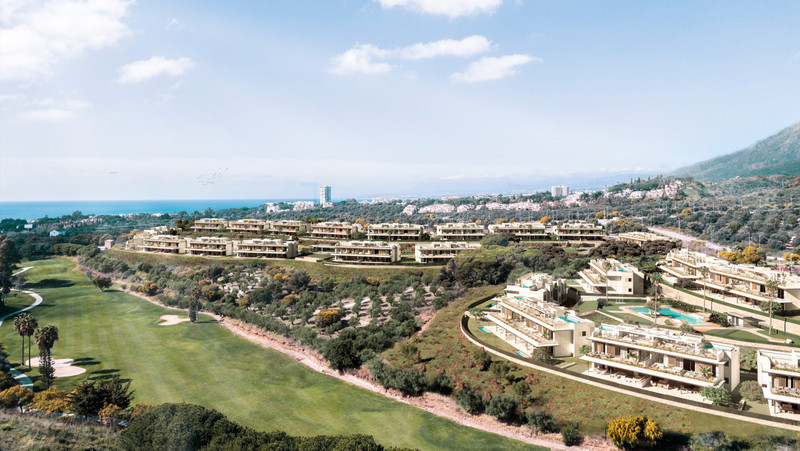 Santa Clara Homes – Marbella - flyfoto av luksuriøst boligprosjekt ved golfbane med Middelhavet i bakgrunnen