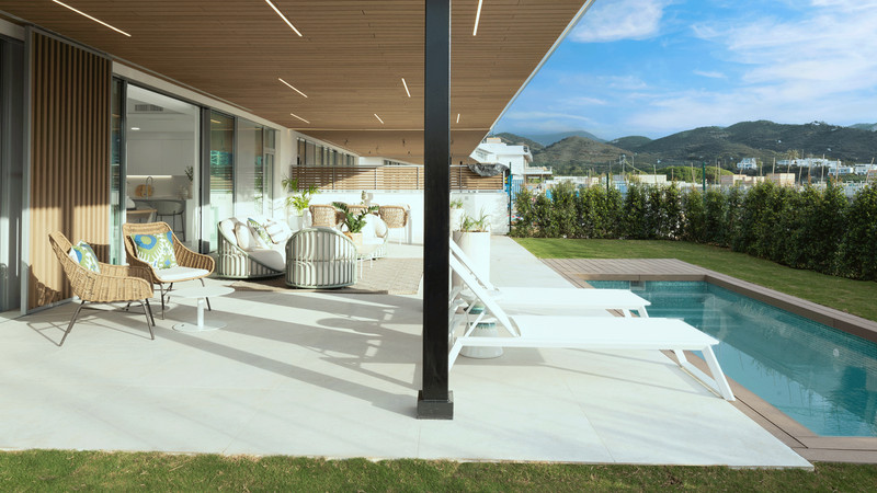 Santa Clara Homes – Marbella - overdekket terrasse med basseng, solstoler, rottingmøbler og fjellutsikt