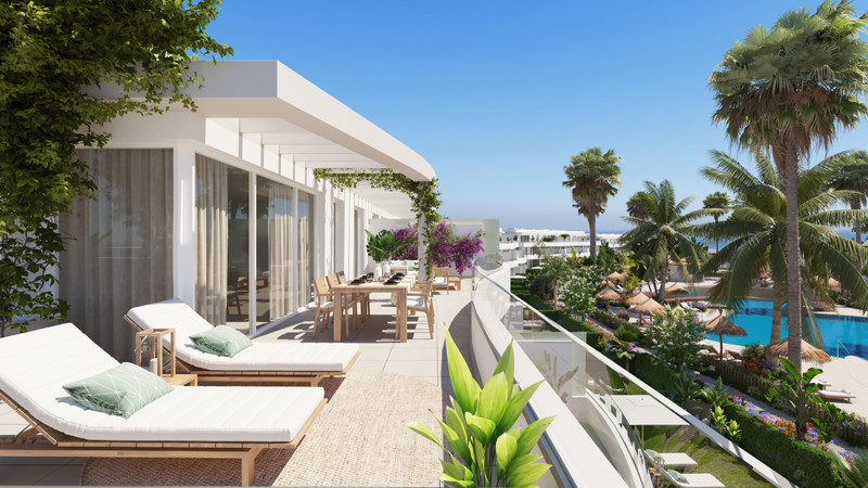 Serenity Frontline Golf Homes and Beach Club – La Alcaidesa - solrik terrasse med solstoler, basseng og utsikt mot havet