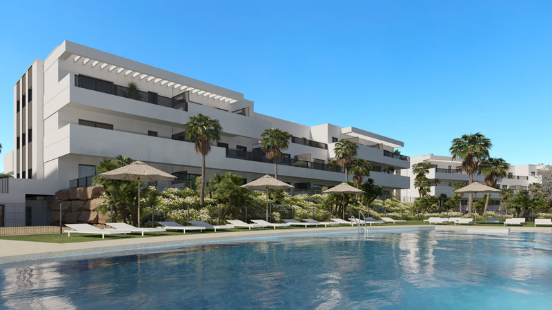 Serenity Gardens – Estepona - moderne hvit boligkompleks med utendørs basseng, solstoler og palmetrær