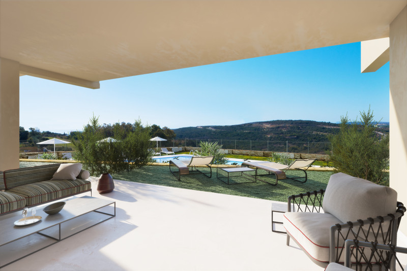 Sunny Golf – Estepona - skyggerik terrasse med utemøbler, basseng, solstoler og panoramautsikt over åsene