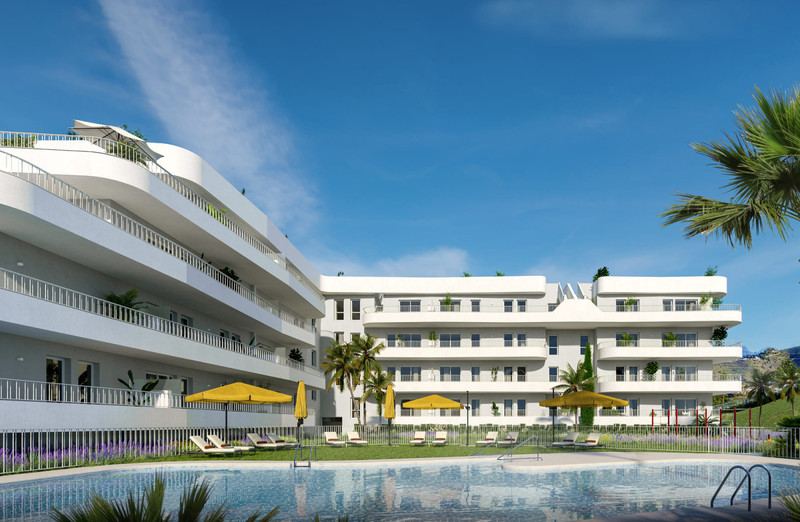 Sunset Views – Fuengirola - moderne hvit boligkompleks med utendørs svømmebasseng, solstoler og palmetrær