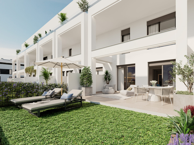 Symphony Suites II – Cancelada - hvit moderne fasade med privat hage, solstoler og møblert terrasse