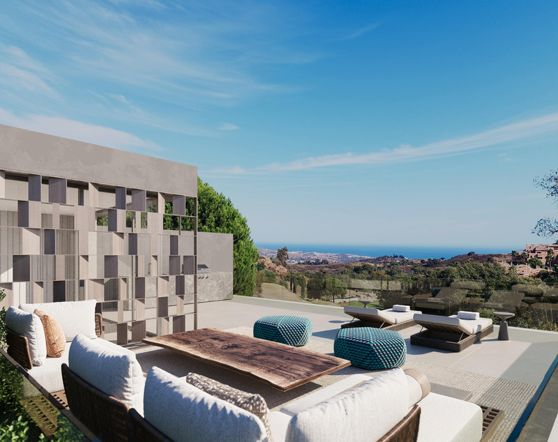 Terra Nova Hills – La Mairena - luksuriøs terrasse med loungemøbler, teal puffer og panoramautsikt over Costa del Sol