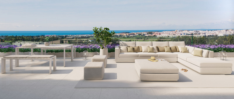 Terrazas de Guadaiza I – Nueva Andalucía - luksuriøs takterrasse med hvit sofa, spiseplass og panoramautsikt mot hav og golf