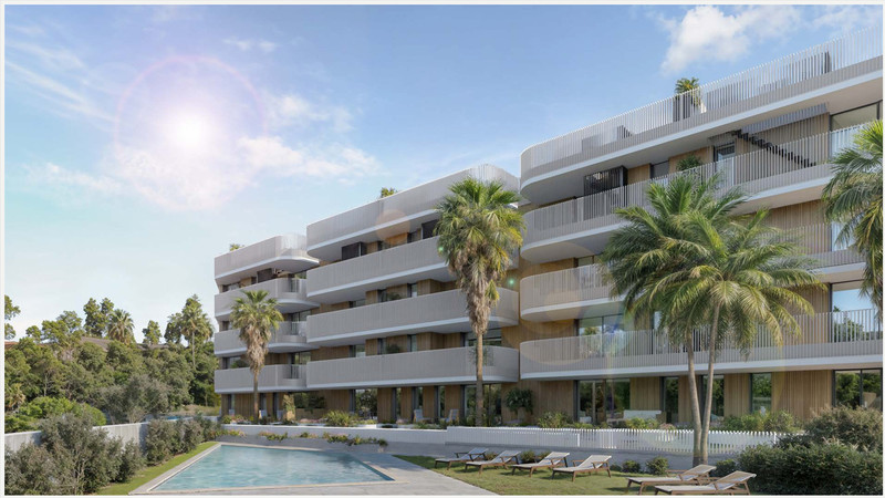 The Oak 48 – Estepona - moderne fasade med basseng, solstoler, palmetrær og balkonger under blå himmel