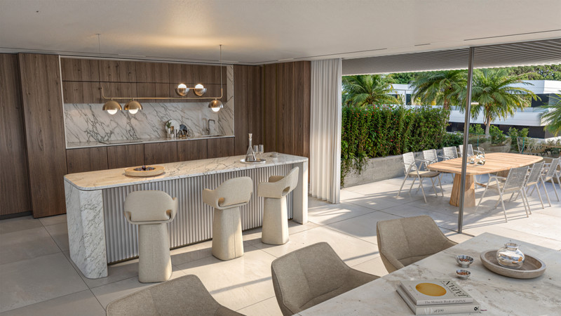 The Privilege – Estepona - åpen kjøkken- og spisestue med marmorøy, treskap og terrasseadgang