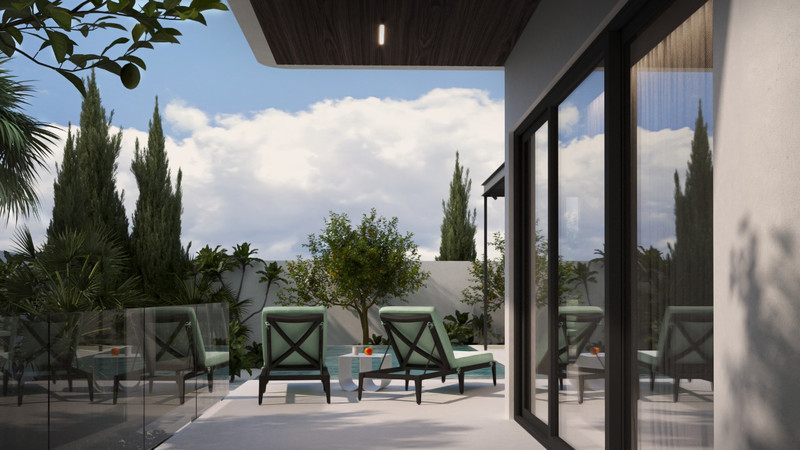 Villa Camino 45 – Mijas - privat terrasse med solstoler, glassrekkverk og velstelt hage med sypressen