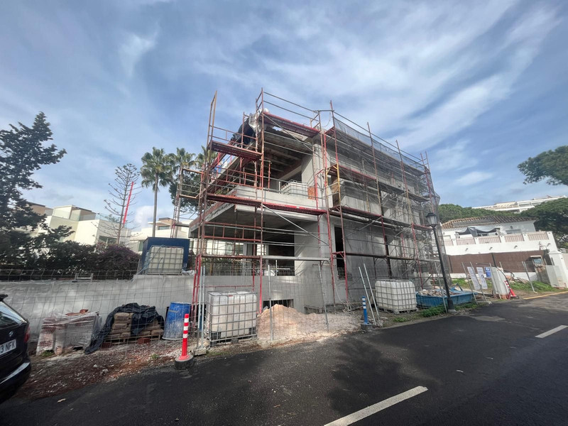 Villa en Marbella Este – Marbella - fasade under bygging med rødt stillas og fleretagers betongstruktur