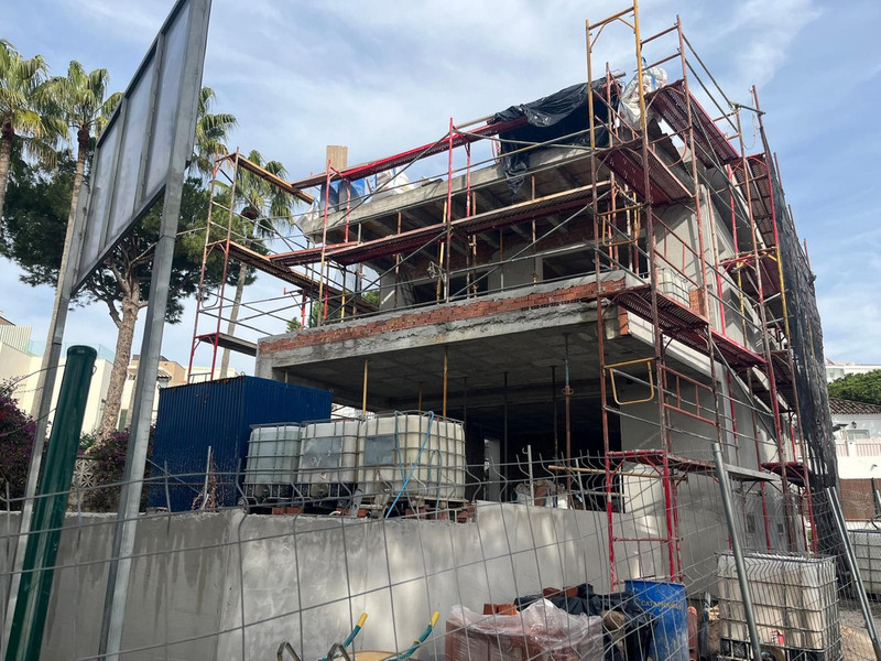 Villa en Marbella Este – Marbella - fasade under bygging med rødt stillas og betongstruktur