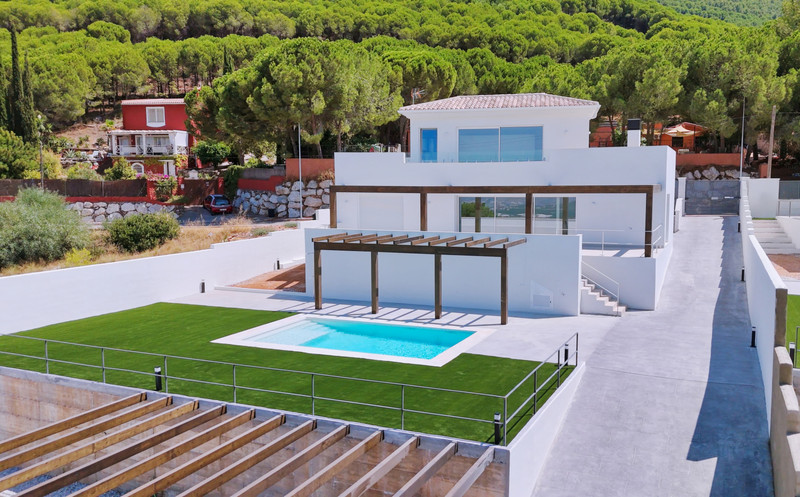 Villa Santhai 3 y 9 – Alhaurín de la Torre - moderne hvit villa med privat pool, pergola og velstelt hage