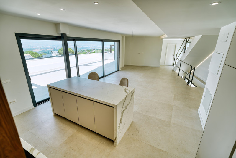 Villa Santhai 3 y 9 – Alhaurín de la Torre - kjøkkenøy med marmorbenkeplate, stor terrasse og panoramautsikt