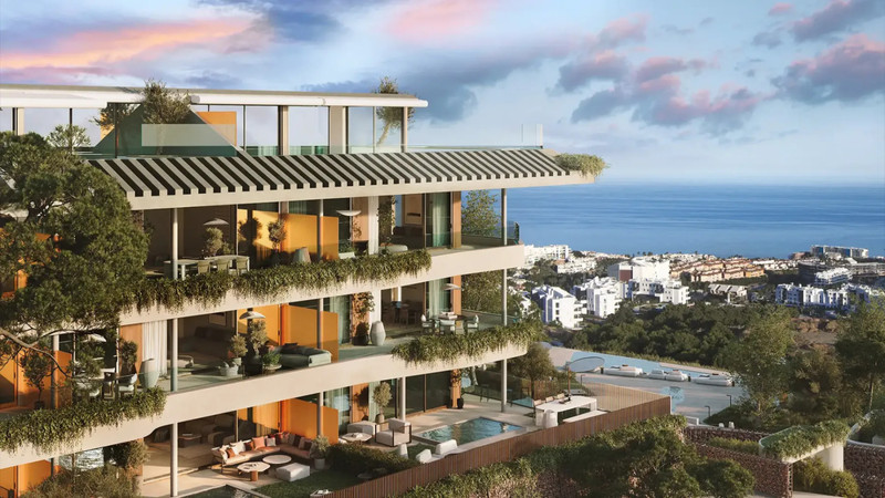Waterfall Residences – Fuengirola - flerfløyet luksusfasade med terrasser, frodig grønt og sjøutsikt i solnedgang