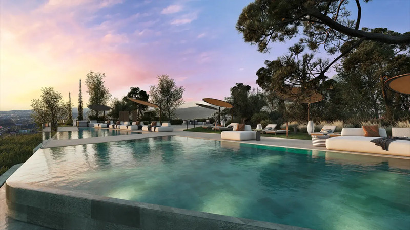 Waterfall Residences – Fuengirola - infinitybasseng med solstoler og panoramautsikt over Málagas åser i solnedgang