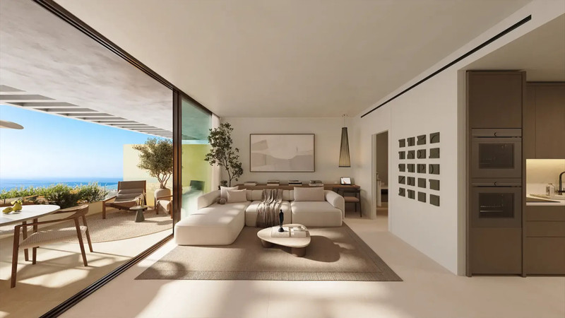 Waterfall Residences – Fuengirola - lys åpen stue med store skyvedører, kremsofa og panoramautsikt mot havet fra solrik terrasse