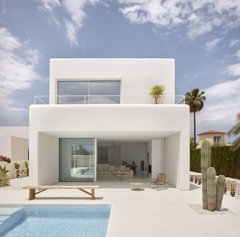 White – Valle Romano - hvit minimalistisk fasade med basseng, kaktus og overdekket terrasse, Valle Romano Málaga