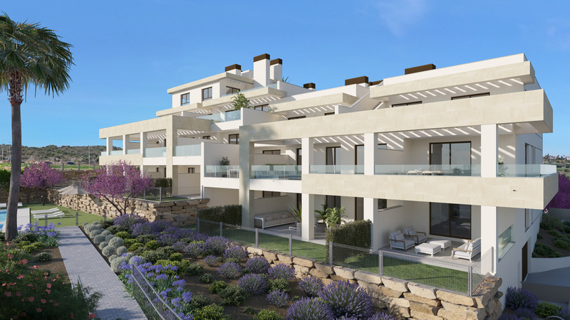 Bayside Homes – Estepona - moderne boligeksterior med velstelte hager, terrasser og glassrekkverk