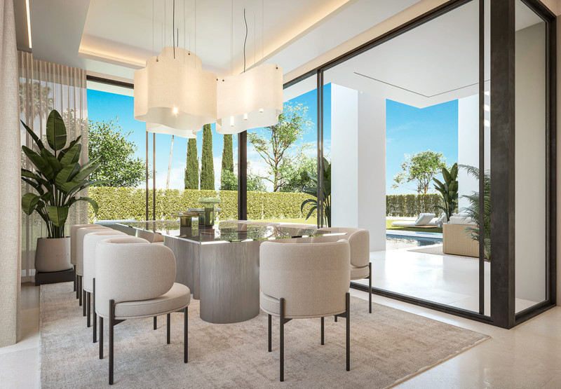 Imagine – Bel Air - elegant spisestue med glassbord, kremfargede stoler, pendellys og utsikt mot bassenget