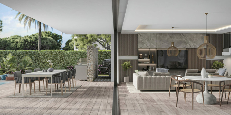 Azahar Nature – Sotogrande - åpen stue som går ut til overdekket terrasse med spiseplass og frodig hage