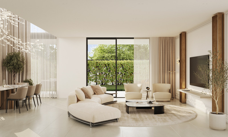 Sirocco Villas – Marbella - lyst åpent stuerom med buet krem sofa, lenestol og gulv-til-tak hageutsikt