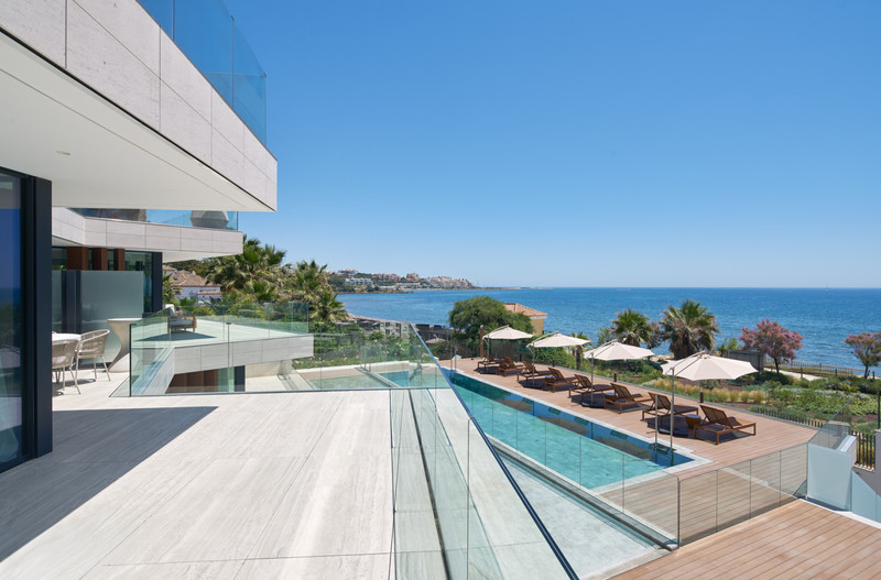 The Sapphire – Estepona - infinity pool terrace with glass balustrades and panoramic Mediterranean sea views