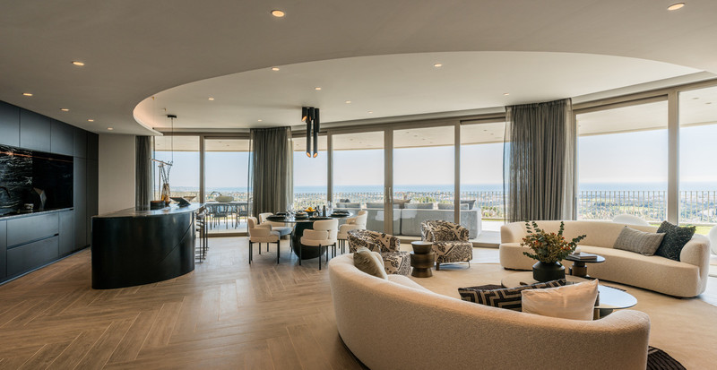 The View Marbella Phase 1 – Marbella - åpen stue og spisestue med panoramautsikt over havet og buede sofaer