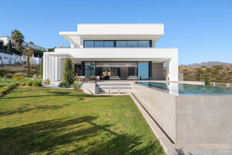Tree Villas – La Cala Golf - moderne hvit villaeksterior med infinitybasseng, terrasse og velstelt hage
