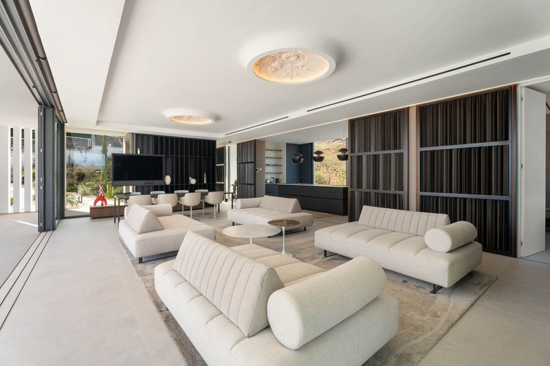 Tree Villas – La Cala Golf - romslig åpen stue med kremfargede modulære sofaer og designerlamper i taket