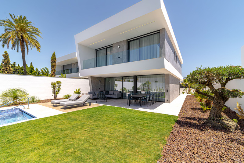Villa B San Pedro – San Pedro de Alcántara - modern white villa exterior with private pool, lawn garden and covered terrace