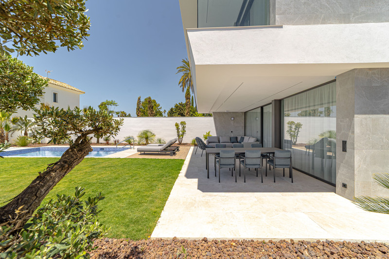 Villa B San Pedro – San Pedro de Alcántara - covered terrace with outdoor dining set, lounge area, garden and pool