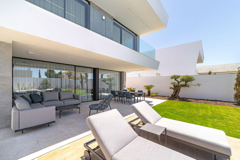 Villa B San Pedro – San Pedro de Alcántara - modern terrace with sun loungers, outdoor lounge seating, dining area and landscaped garden
