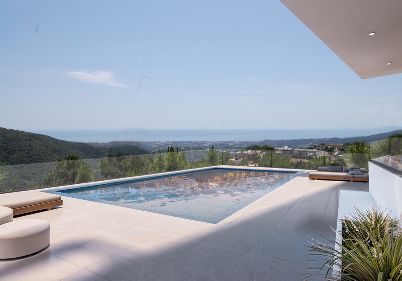 Villa Lyra – Benahavís - infinitybasseng-terrasse med panoramautsikt over hav og fjell på Costa del Sol
