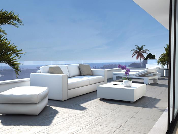 Villas Duquesa Golf & Beach – La Duquesa - luksuriøs takterrasse med hvit utesofa, sofabord og panoramautsikt over havet